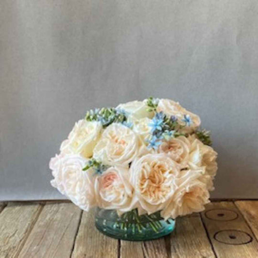 Diseño de rosas White Ohara con detalles azules "Blue"